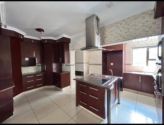 5 BEDROOM HOUSE FOR SALE IN HELDERWYK